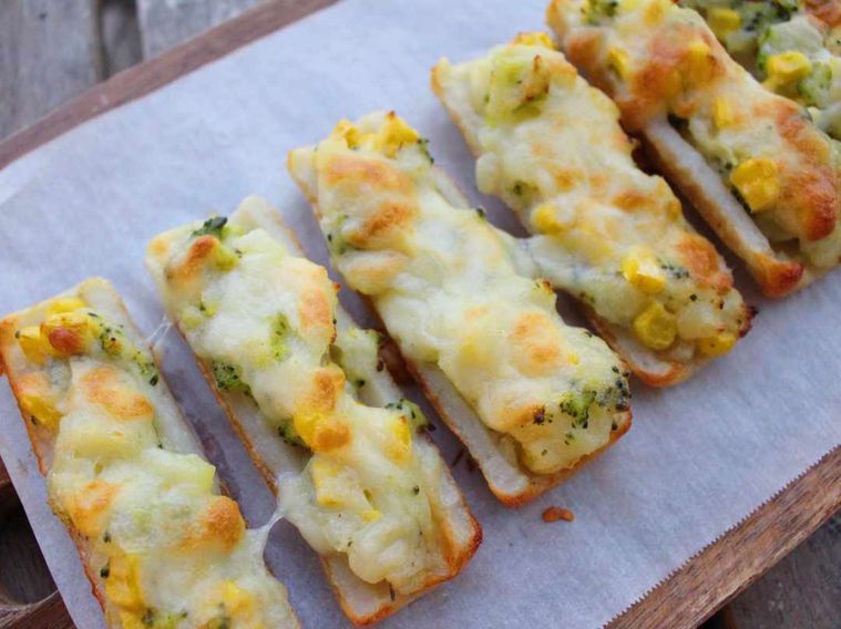 木のボードに乗ったちくわポテサラボート