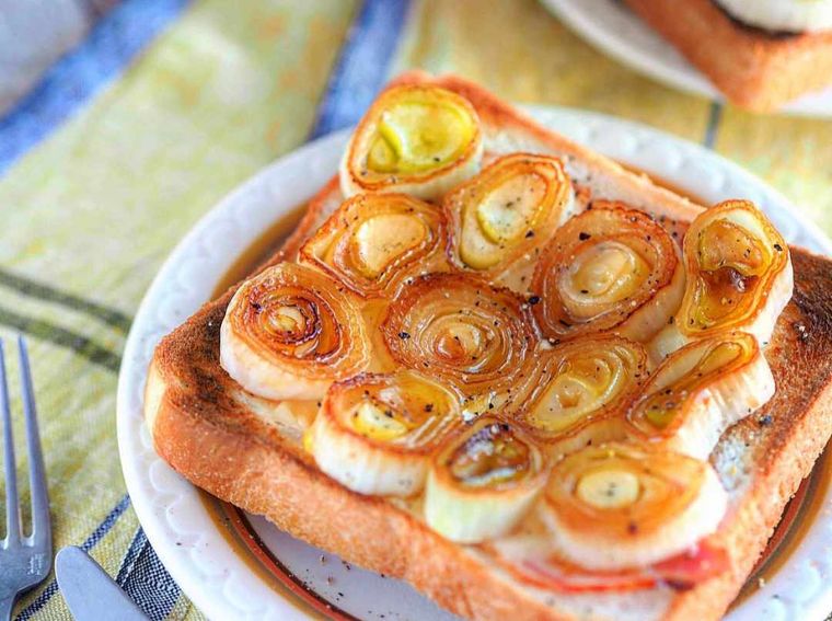 丸皿に乗った長ネギトースト