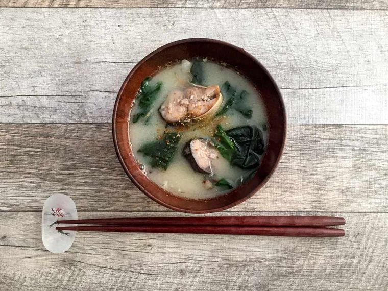 さば缶とほうれん草の味噌汁