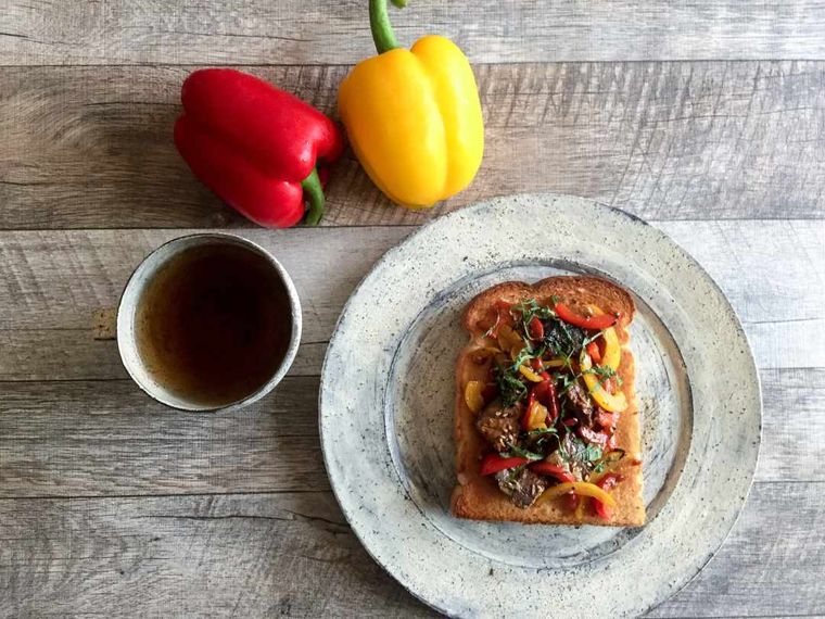サバ缶とパプリカのみそトースト