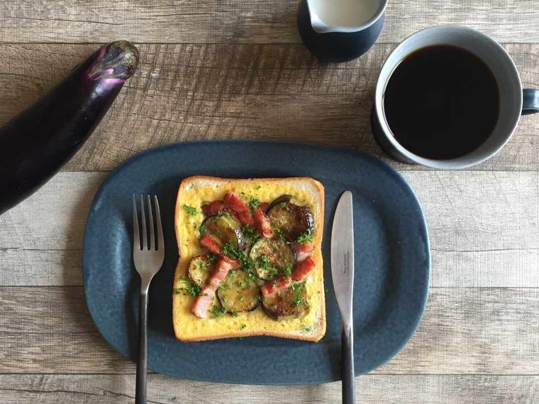 なすとベーコンのキッシュトースト