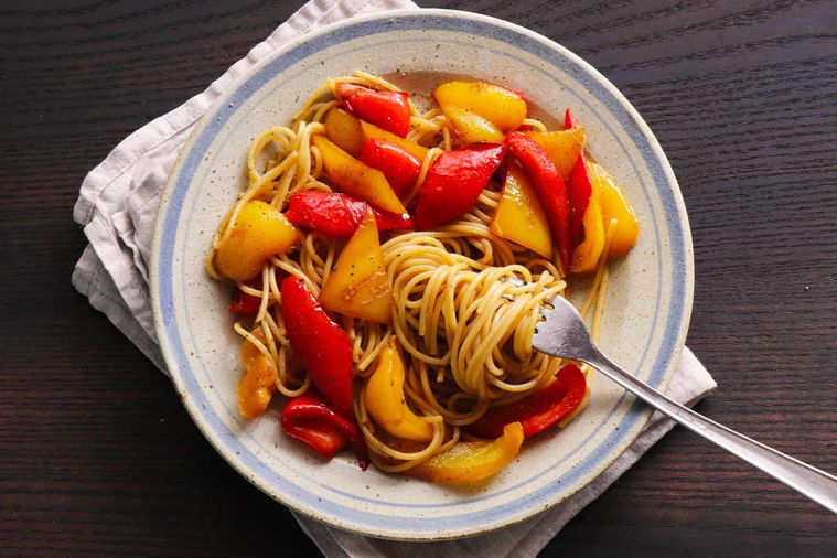 アンチョビとパプリカのオイルパスタ