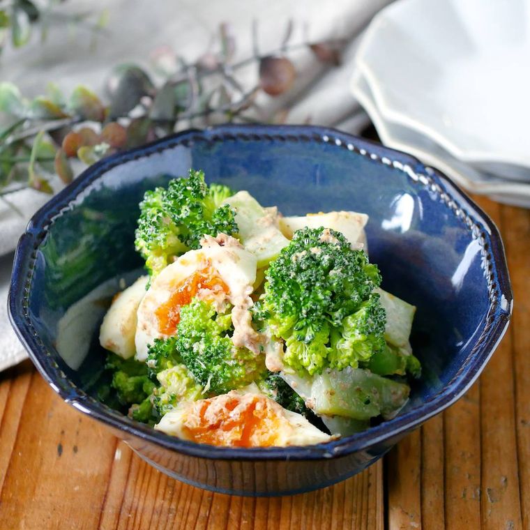 青い器に盛りつけられたブロッコリーとゆで卵のサラダ