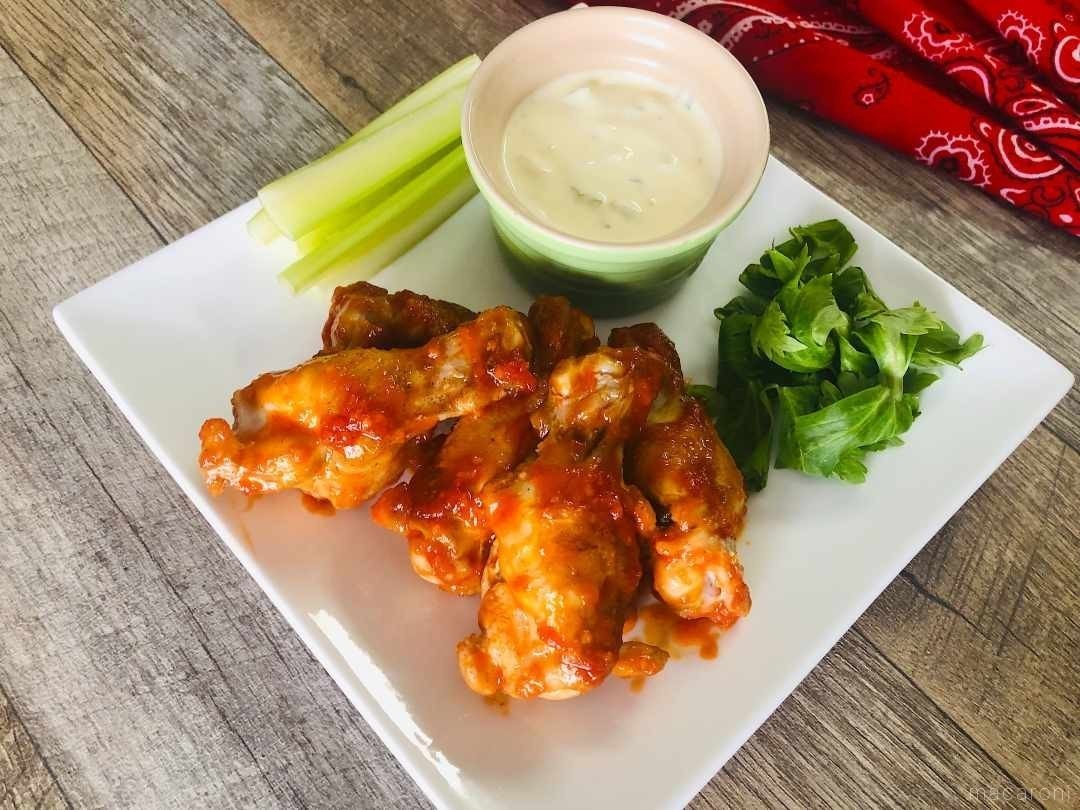 揚げてソースとまぶすだけ！バッファローウィングの作り方＆アレンジ7選 macaroni