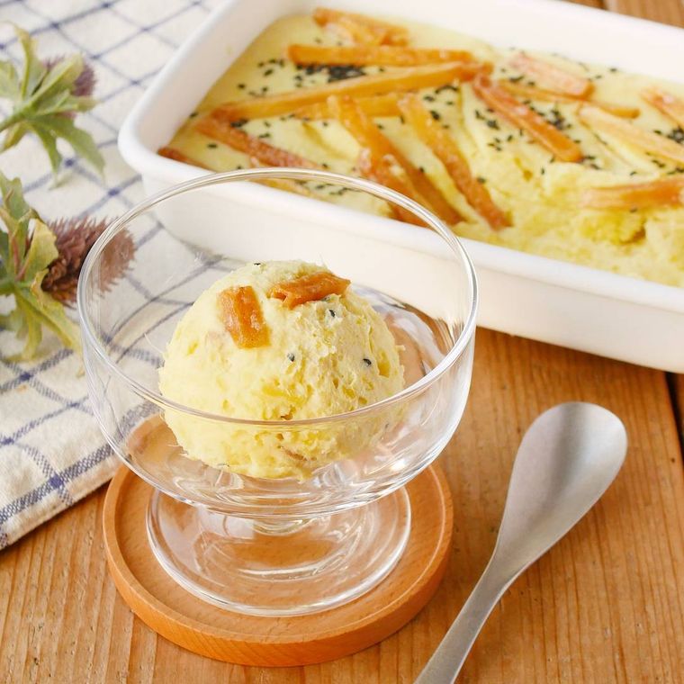 白い容器からすくって脚付きカップに盛られた、さつまいもアイスクリーム