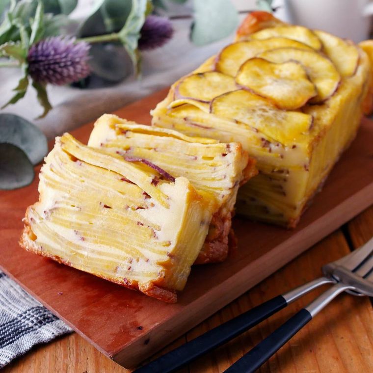 カットして木製トレーにのせた、さつまいものガトーインビジブル