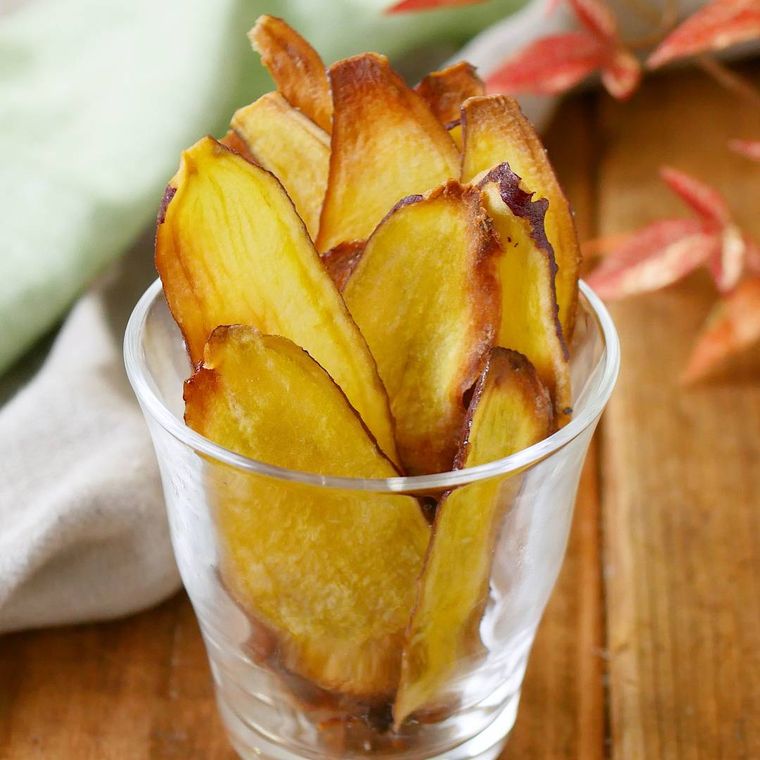 グラスに入れたさつまいもチップス