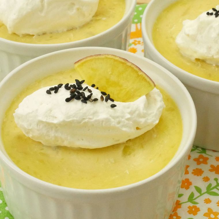 白いココットに入ったさつまいもプリン