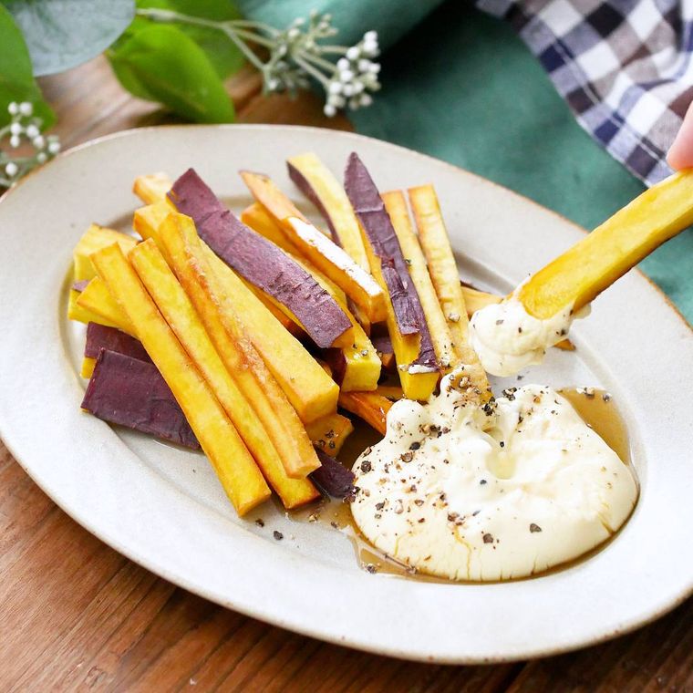 白い皿に盛りクリームチーズやメープルシロップなどを盛り付けた、さつまいもの素揚げ