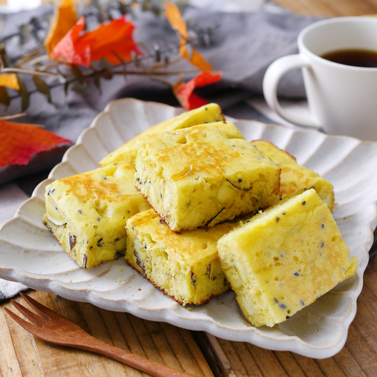 カットして皿に盛られたさつまいもケーキ