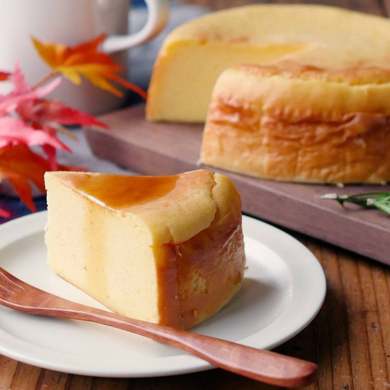 カットして白い皿に盛られた、濃厚さつまいもチーズケーキ