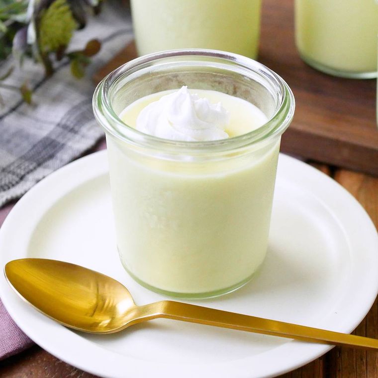 白い皿にのせてスプーンを添えた、ガラスの器に入ったさつまいもムース