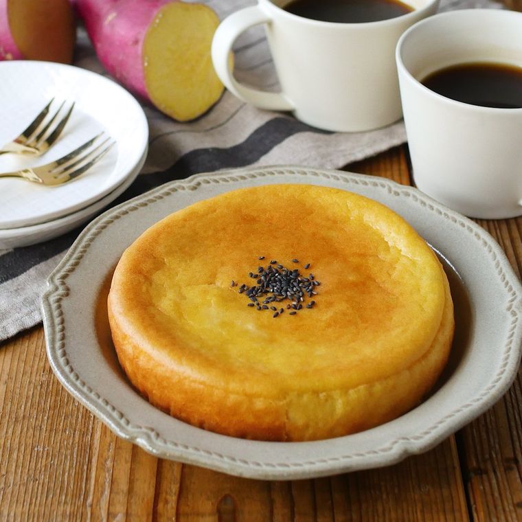 白い皿に盛られたスイートポテトケーキ