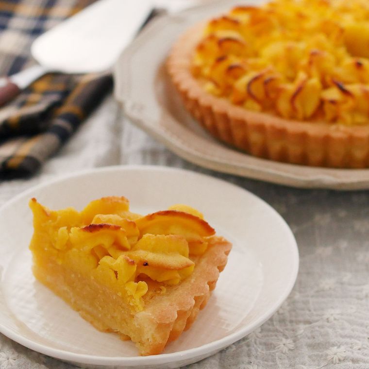 カットして白い皿に並べたさつまいものタルト