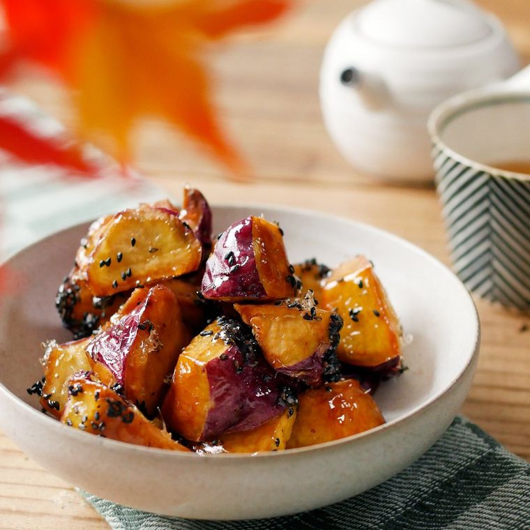 白い器に盛られた大学いも