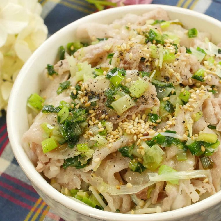 白い器に盛り付けられた「ネギ塩豚バラえのき丼」