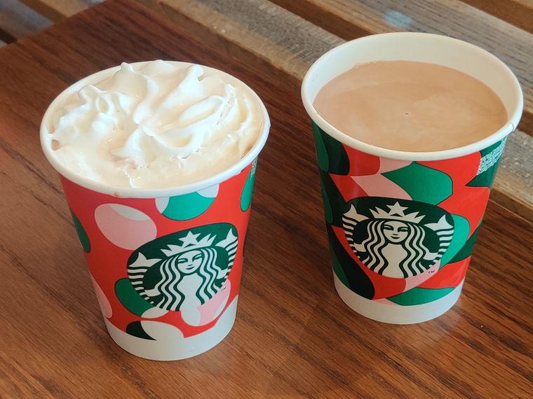 スターバックスのアイスココア2種が机の上に置いてある