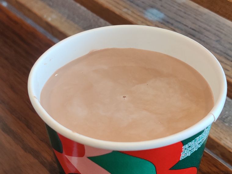 スターバックスのアイスココアが机の上に置いてある