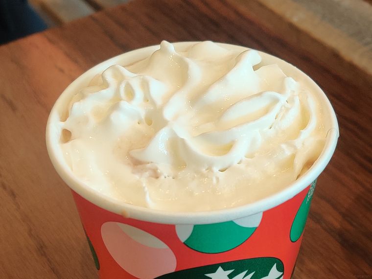 スターバックスのアイスココアが机の上に置いてある