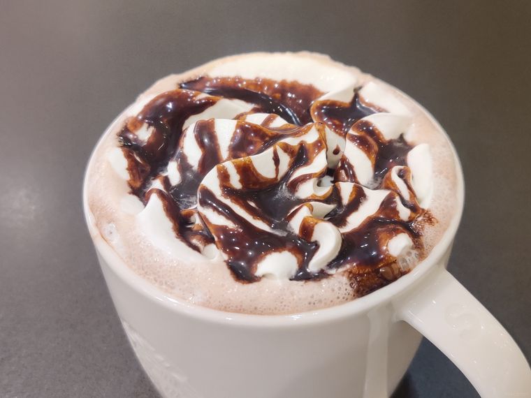 スターバックスのホットココアが机の上に置いてある