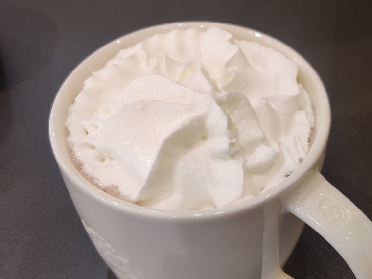 スターバックスのホットココアが机の上に置いてある