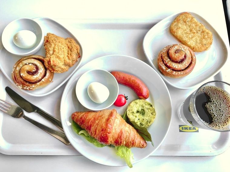 IKEAのモーニングCセットを中心にAセット・Bセット・コーヒーを真上から撮影