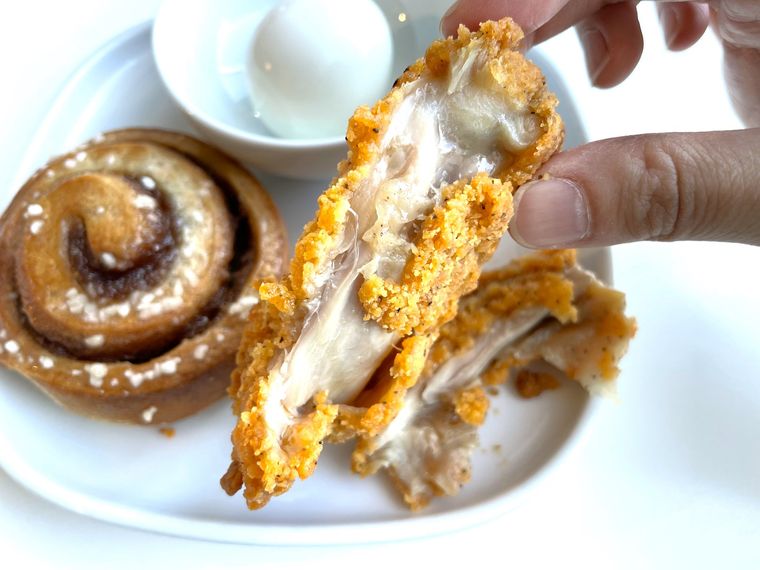 IKEAモーニングBセットのフライドチキンをちぎって手に持ち断面を撮影