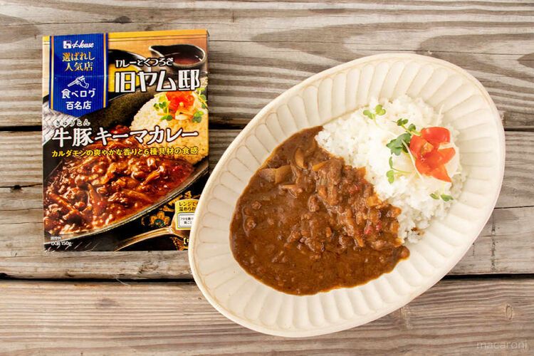 白い楕円の器に盛ったカレーとパッケージ箱