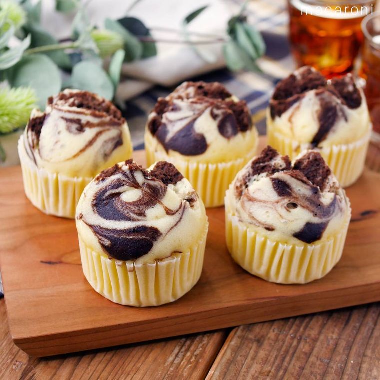 木製のカッティングボードに並んだ ココアパウダーでマーブル蒸しパン