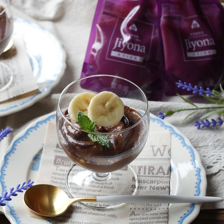 透明なグラスに盛られたココアパウダーのチョコムース