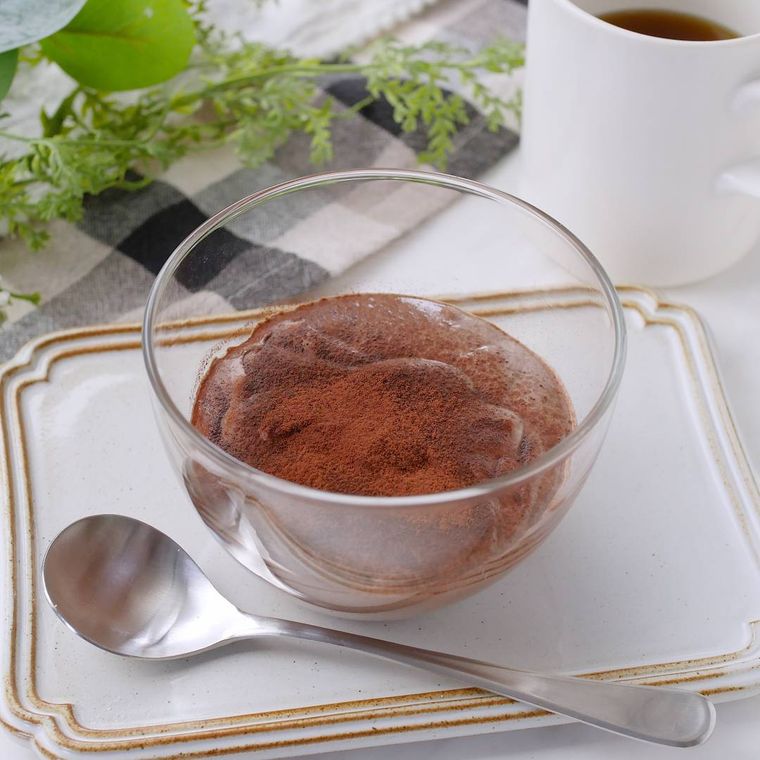 透明な器に盛られたココアパウダーで生チョコ風ヨーグルト