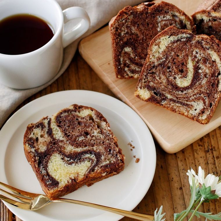 白い皿に盛られたココアのマーブルパウンドケーキ