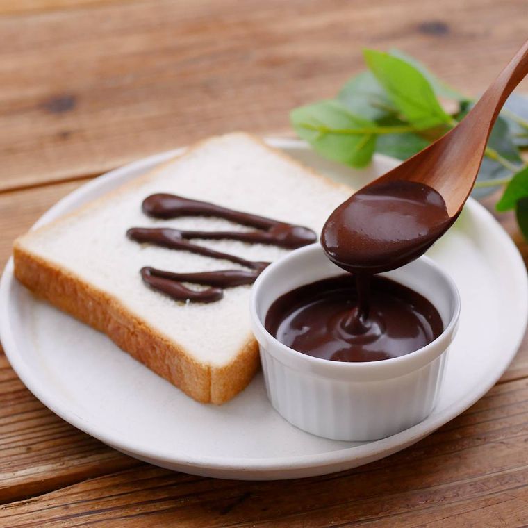 食パンにココアパウダーで作るチョコソースをかけている様子