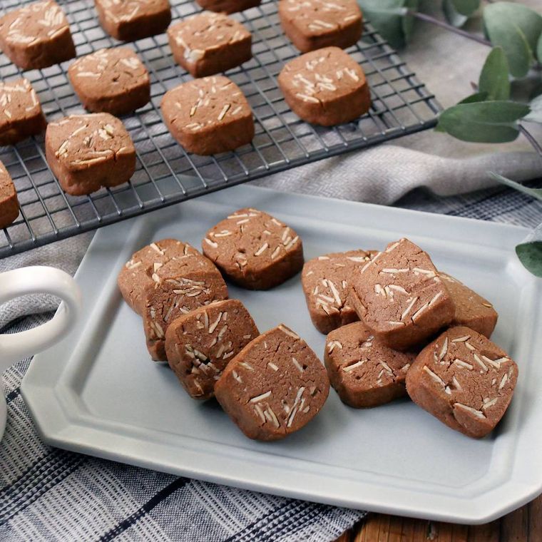 皿に盛られたアーモンドココアクッキー