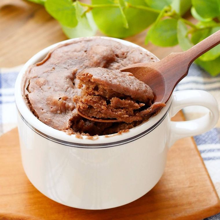 マグカップケーキをスプーンで持ち上げている様子