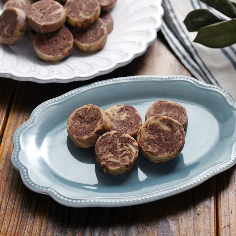 水色の皿に盛られたココアのマーブルクッキー