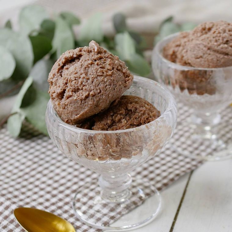 透明なデザートカップに盛られた豆腐のココアアイス