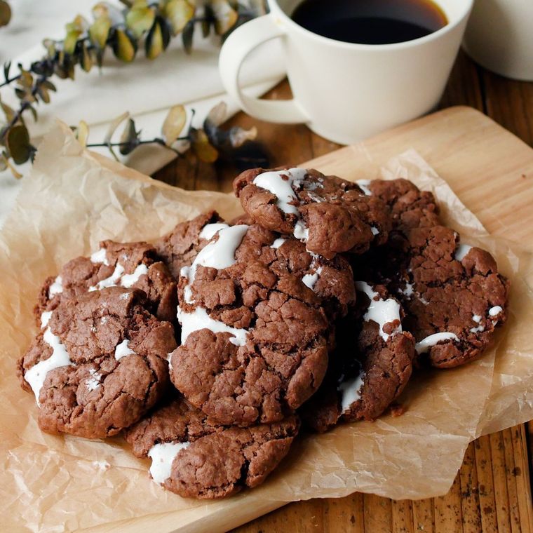 シートに並んだマシュマロココアクッキー