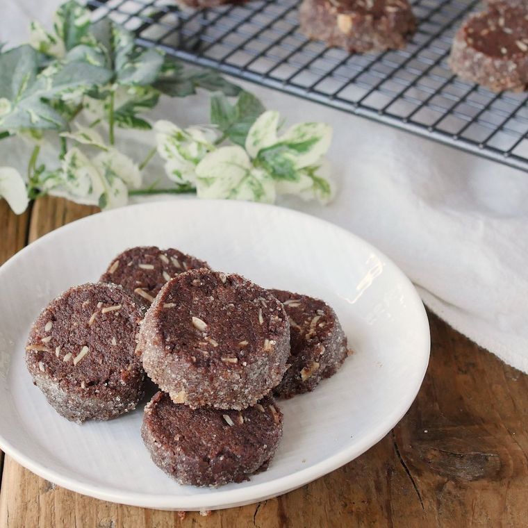 白い皿に盛られたザクザクココアクッキー