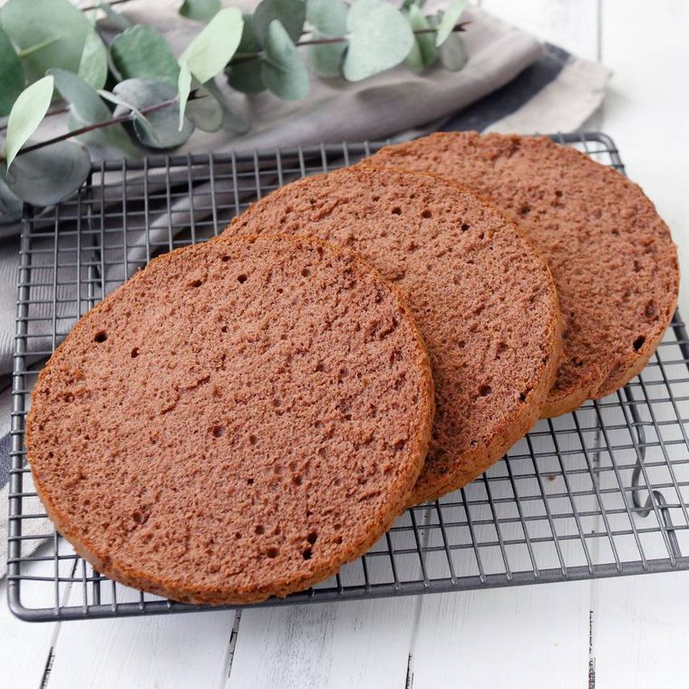 ケーキクーラーにのせられたココアスポンジケーキ