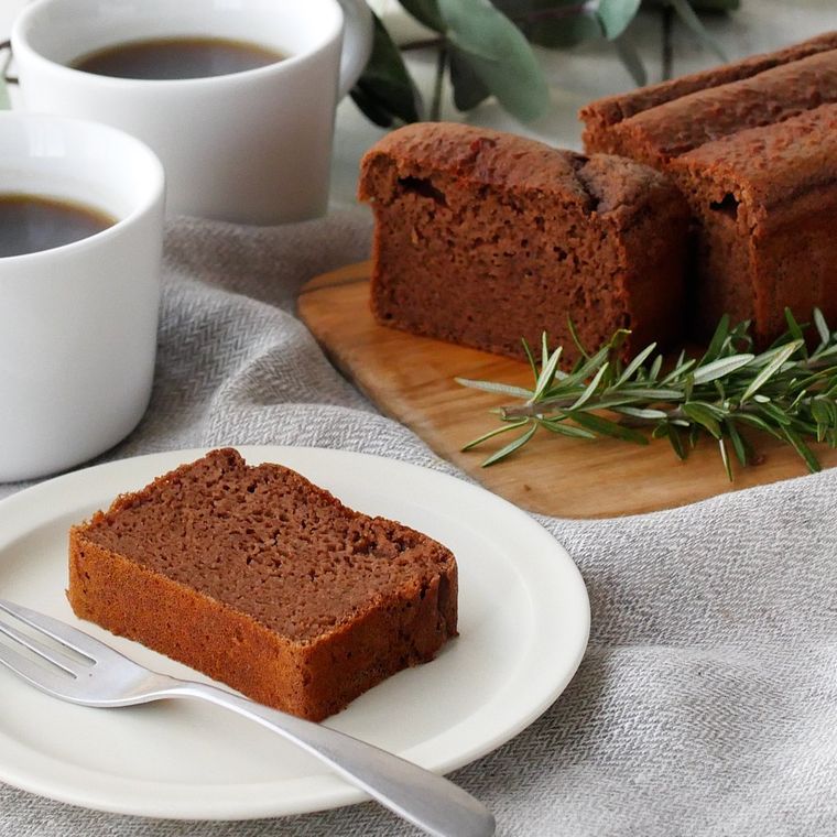 白い皿に盛られたおからのココアパウンドケーキ