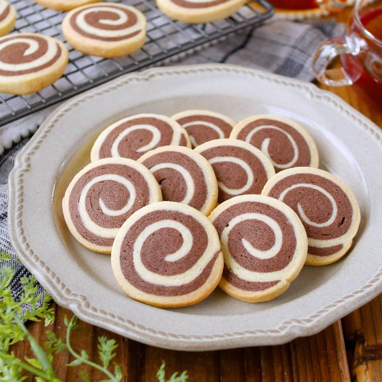 白い皿に盛られたうずまきアイスボックスクッキー