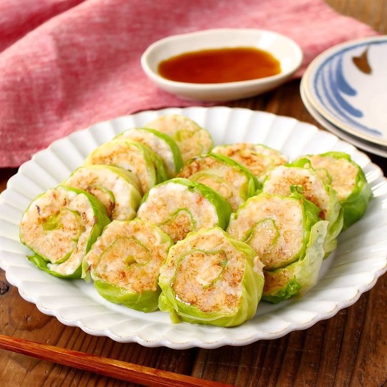 皿に盛られたえびとはんぺんのキャベツロールつくね