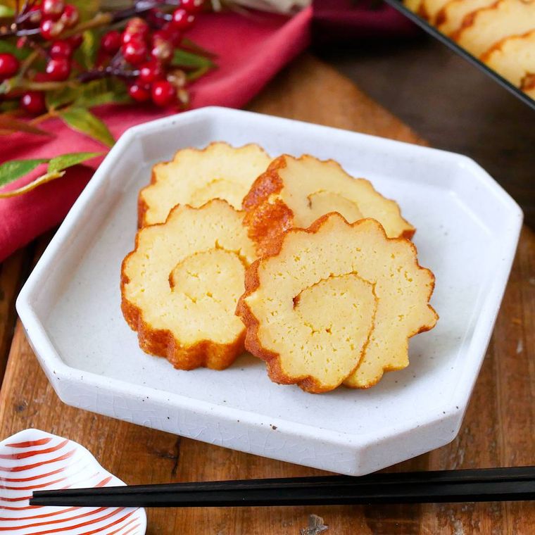 皿に盛られたはんぺんから作る伊達巻