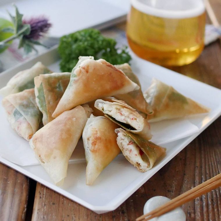 皿に盛られたはんぺんとカニカマの三角春巻き