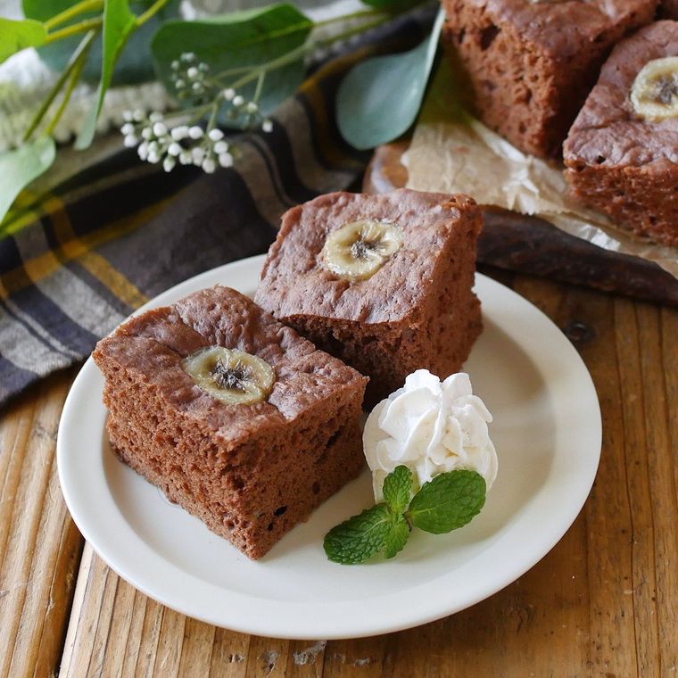 白い皿に盛られた米粉のチョコバナナ蒸しパン