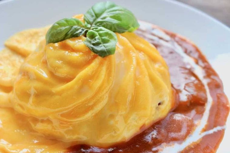 ソースのかかったドレスドオムライス