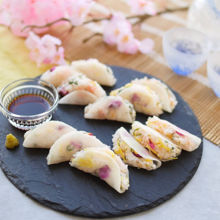 黒のプレートに並んだいろどり大根寿司