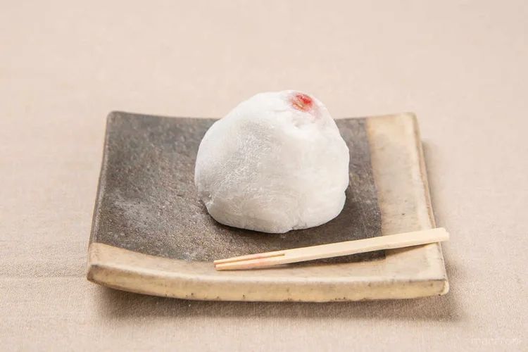 遊び心が生んだ奇跡のマリアージュ!「シャンパンいちご大福」にうっとりの画像