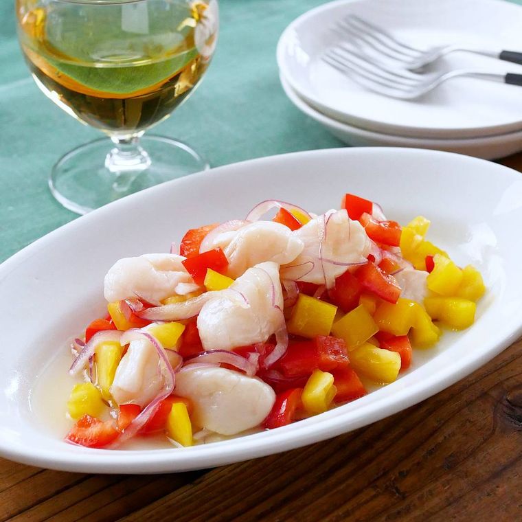 白い皿に盛られている帆立貝柱のマリネ